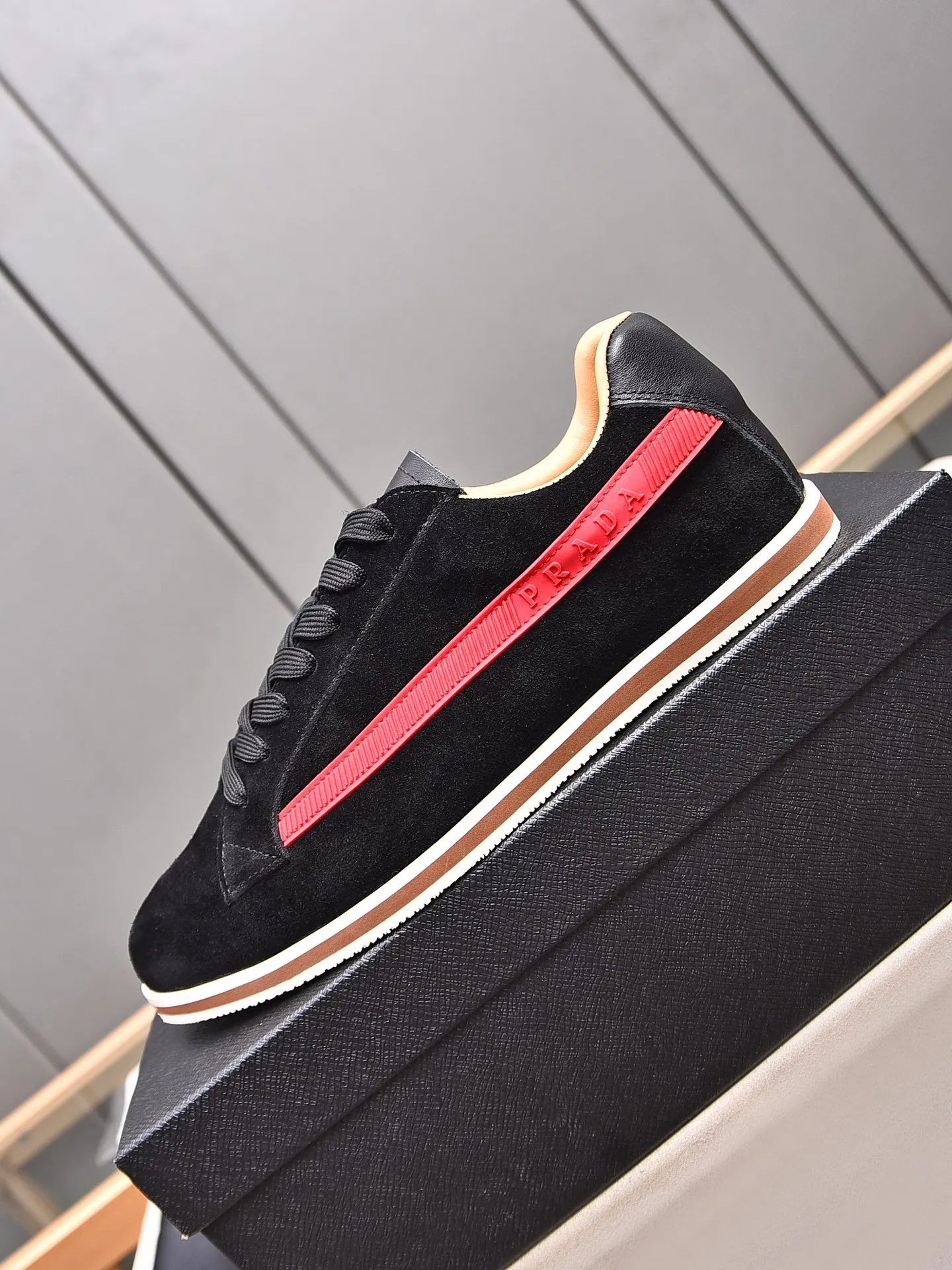 Men's shoes 💰440 Prada/Prada's new men's thin-soled casual shoes, fashionable and elegant style. Made of first-layer frosted cowhide. The lining is soft, comfortable and breathable. The shoe body is marked with letter LOGO. The details are carefully crafted. Lightweight foam sole, fashionable and versatile! Size: 38-44 (45 customized)